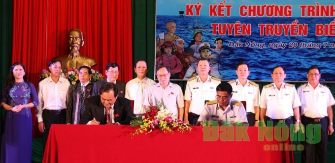 Lãnh đạo Ban Tuyên giáo Tỉnh ủy Đắk Nông và Đảng ủy Quân cảng Sài Gòn ký kết Chương trình phối hợp tuyên truyền biển, đảo.